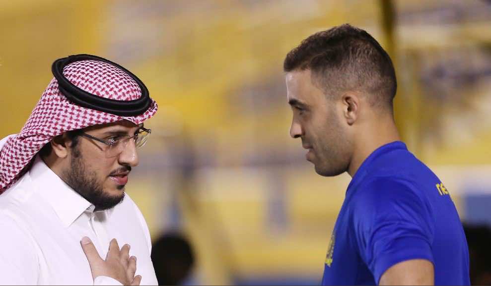 فريق النصر يدافع عن لاعبه المغربي حمد الله