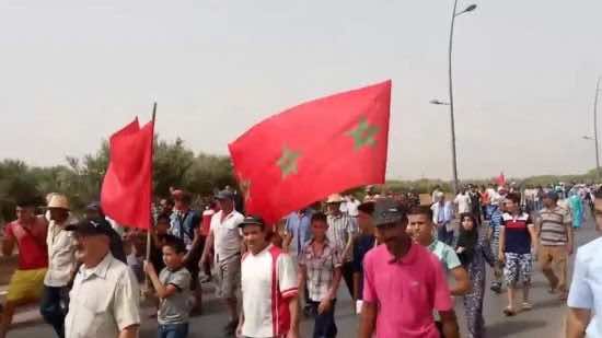 الاحتجاجات تعود إلى مكناس.. مسيرة على الأقدام في تجاه فاس