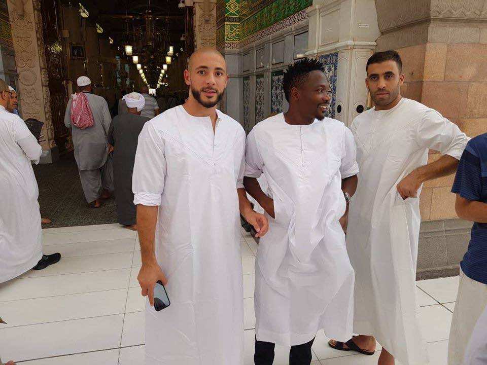 بالصور..نجم الأسود أمرابط وحمد الله في زيارة للمسجد النبوي