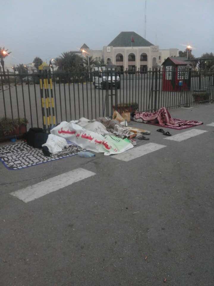 معطلو تاونات "يستقبلون" العامل الجديد باعتصام ليلي أمام مقر العمالة