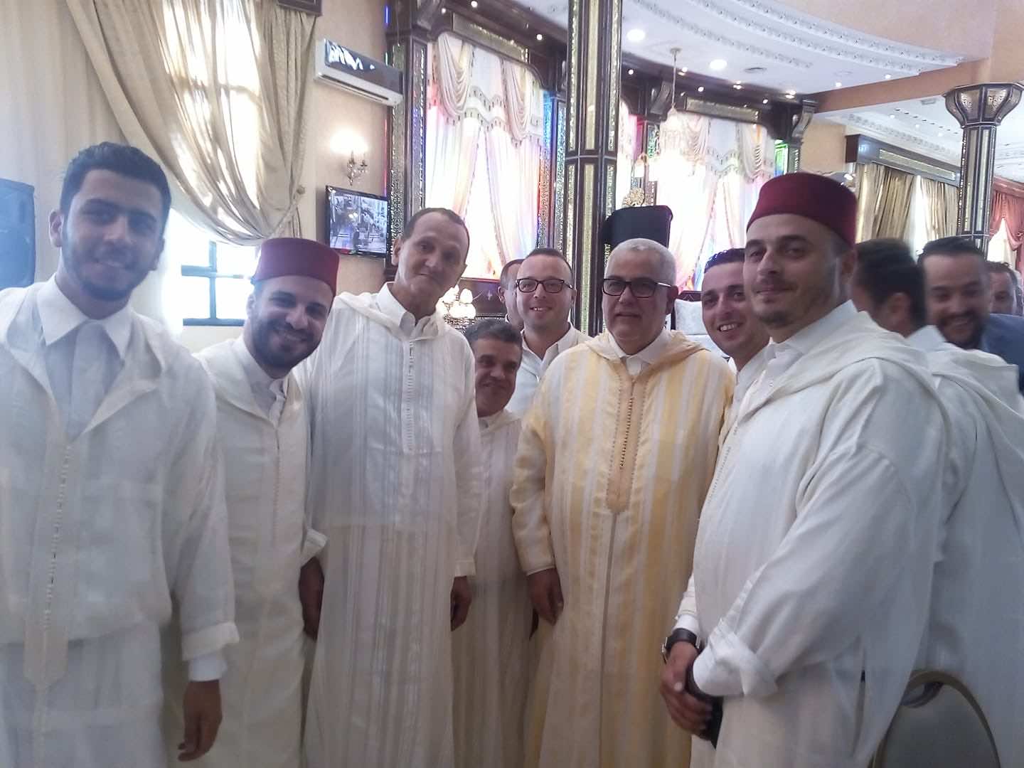 في عز أزمة العثماني وبنعبد الله.. بن كيران يظهر في زفاف بتطوان