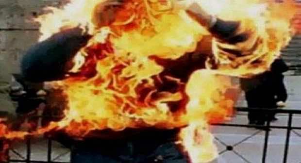 صادم.. خمسينية تضرم النار في زوجها بعد خلاف عائلي