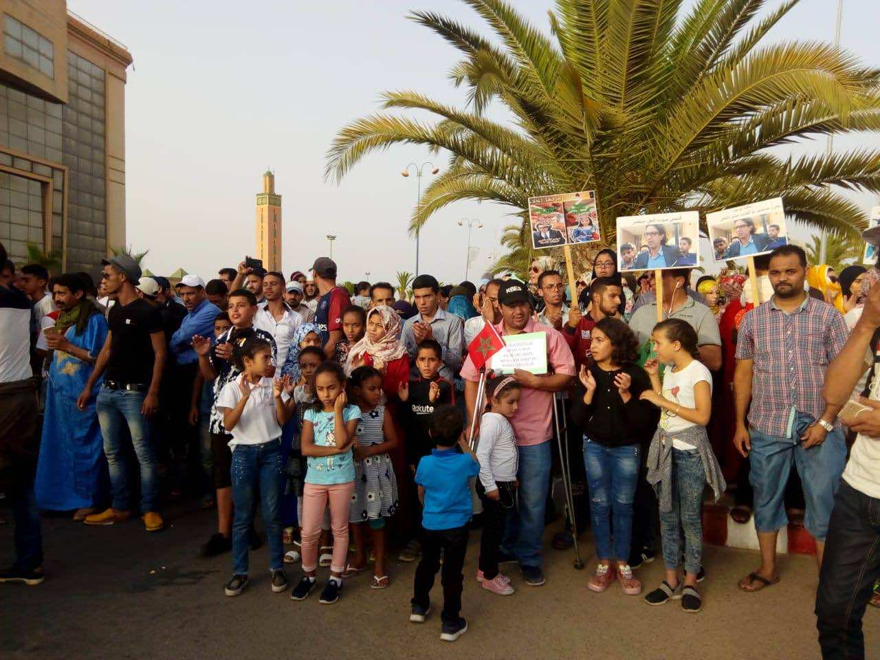 مسيرة يتقدمها الأطفال تجوب شوارع تزنيت لمساندة "طبيب الفقراء" -صور-
