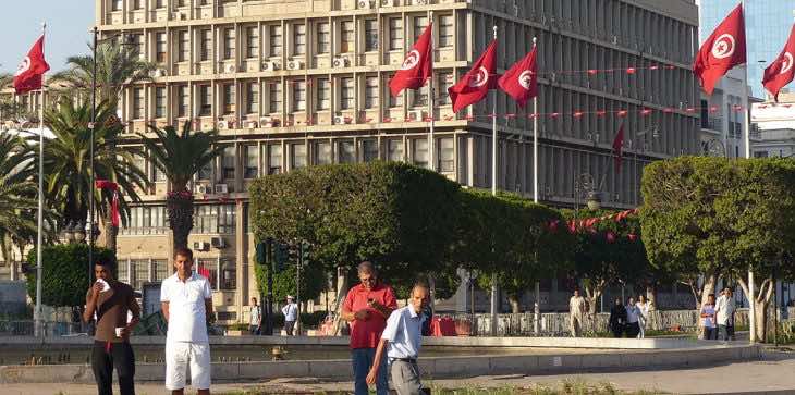 كهل يحاول ذبح نفسه أمام وزارة الشؤون الاجتماعية بتونس