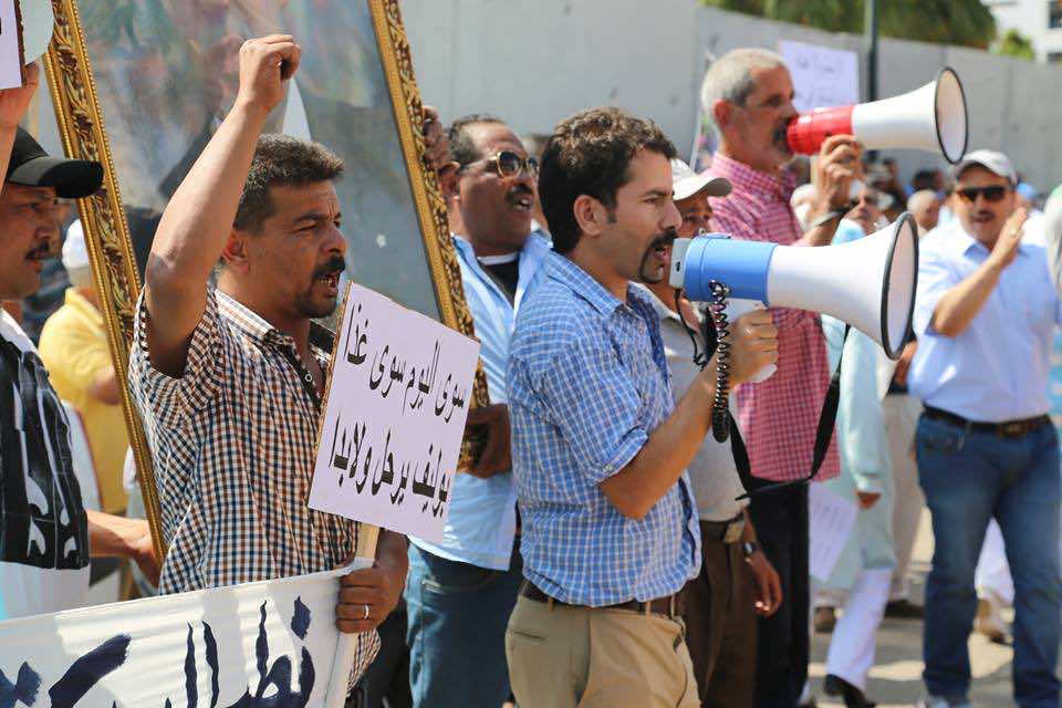 سائقو "الكيران"يحتجون أمام الوزارة: بوليف ارحل..أنت فاشل.. والوزير يراقبهم من نافذة مكتبه ويرد- فيديو  "