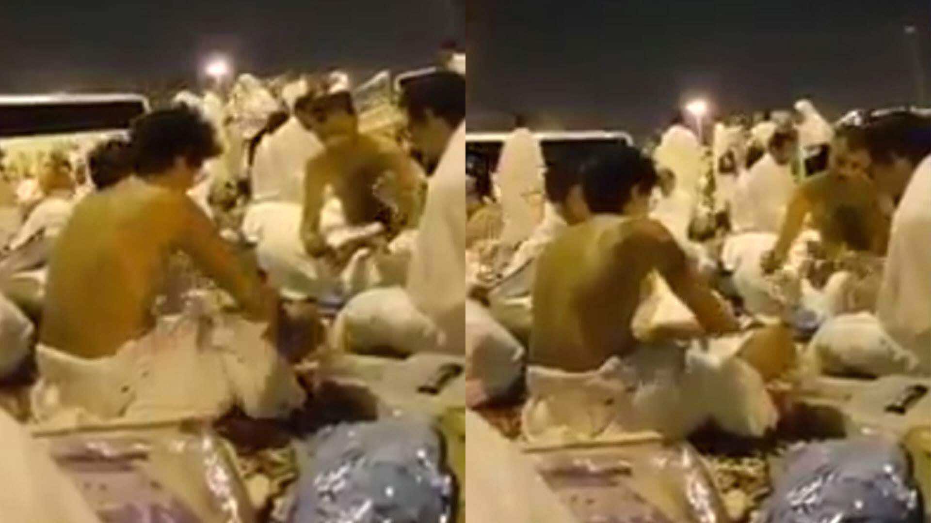 حجاج يلعبون "الكارطة" أثناء تأديتهم مناسك الحج - فيديو