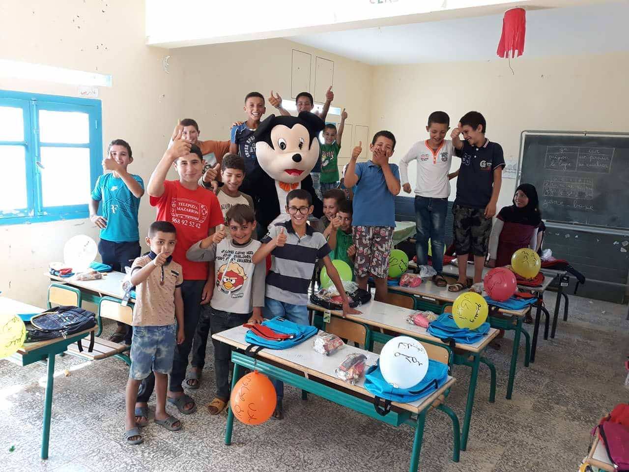 أستاذ في الحسيمة يفاجئ تلاميذه في اليوم الأول للدخول المدرسي..هدايا وبالونات وأجواء احتفالية
