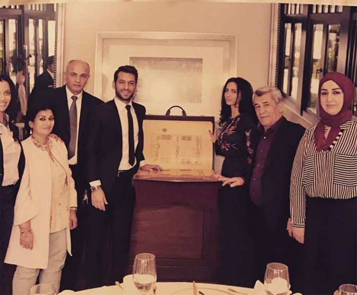 النجم التركي مراد يلدريم يظهر مع صهريه وزوجته المغربية إيمان الباني