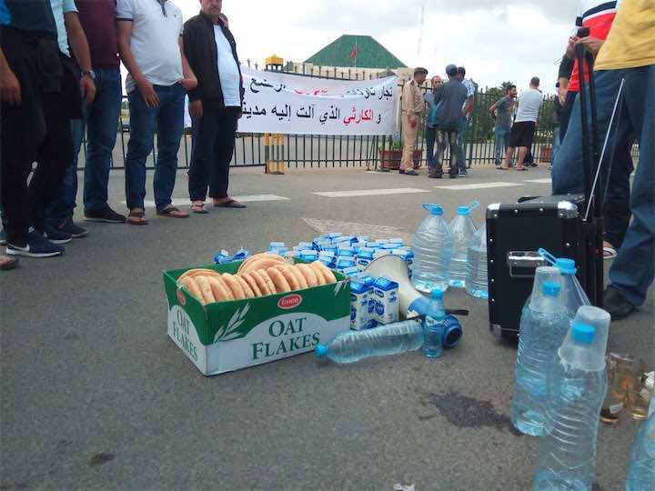 بعد مسيرة سكان الجبال.. تجار تاونات يرفعون شعار " الخبز والحليب" أمام العمالة