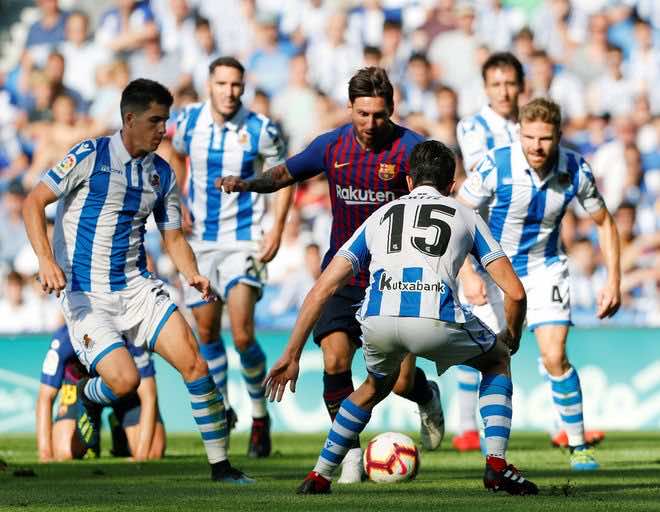برشلونة يعود بفوز صعب من قلب ملعب سوسييداد