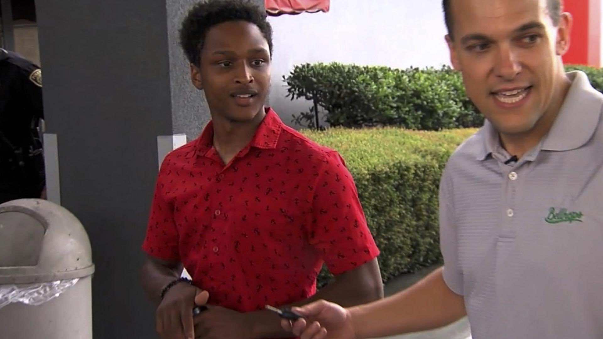 طالب يمشي 32 كيلومترا للوصول إلى مقر عمله ومديره يهديه سيارته
