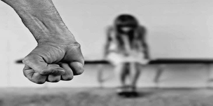 السجن 7 أعوام لأب اتهم “الجن” باغتصاب ابنته