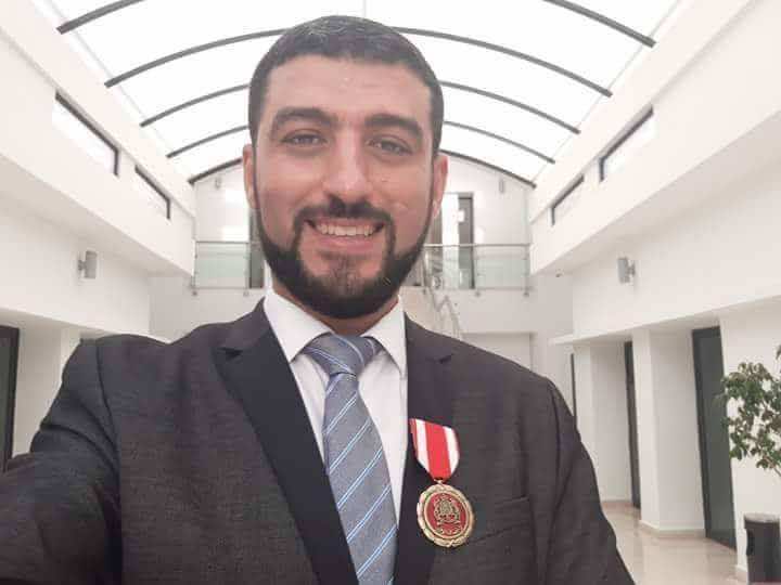 الملك يوشح أستاذ الحسيمة الذي استقبل تلاميذه ب"ميكي ماوس" وهدايا