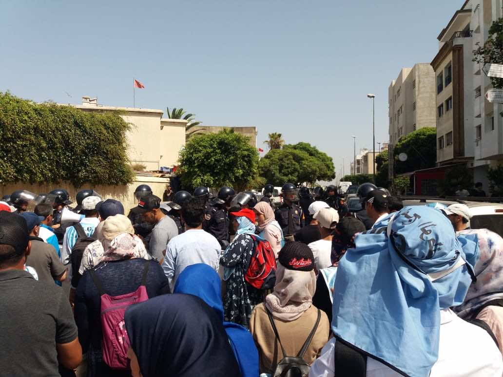 خريجو "برنامج تأهيل 25 ألف إطار" يحتجون بالرباط ويطالبون الحكومة بالإدماج