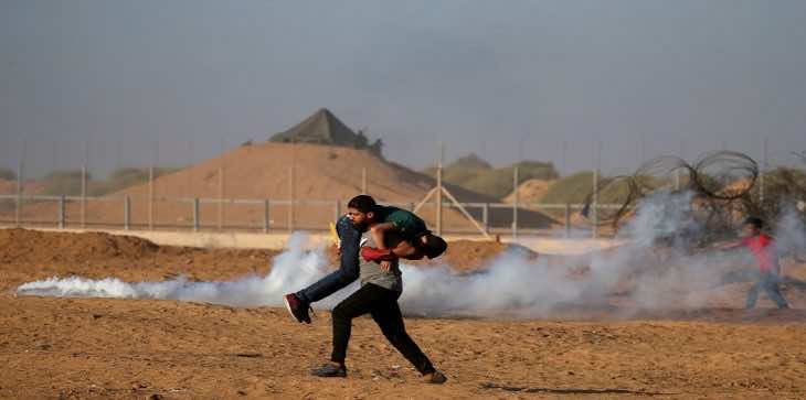 استشهاد فلسطيني وإصابة العشرات أثناء مشاركتهم في مسيرة العودة