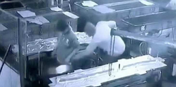 مدير أراد ممازحة عامل فقتله - فيديو