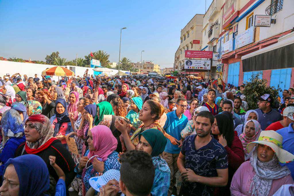 في مسيرة حاشدة لسكان القرية بسلا..الساكنة تنتفض طلبا للأمن بعد ذبح شاب بدم بارد!-صور