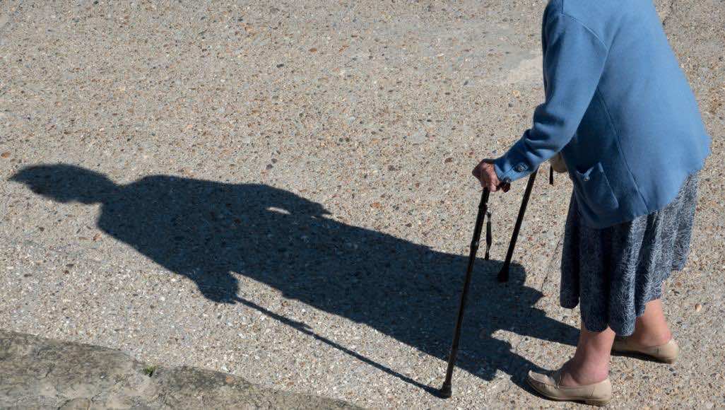 عجوز ألمانية تحتفظ بجثة زوجها عاما ونصفا