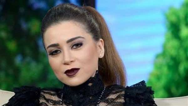لأول مرة في العالم العربي.. فنانة تطرح تطبيقا خاصا بها!