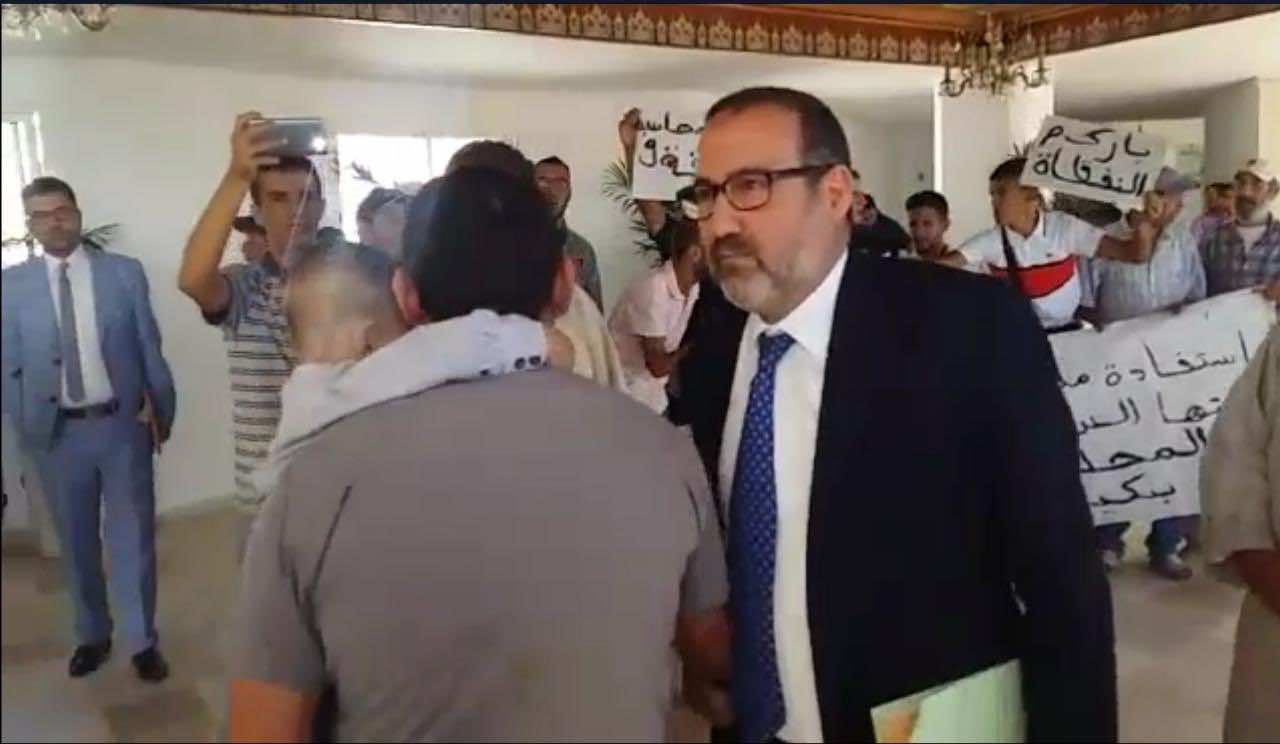 "قربلة" بمجلس طنجة..محتجون يقطعون دورة أكتوبر ويحاصرون العبدلاوي- فيديو