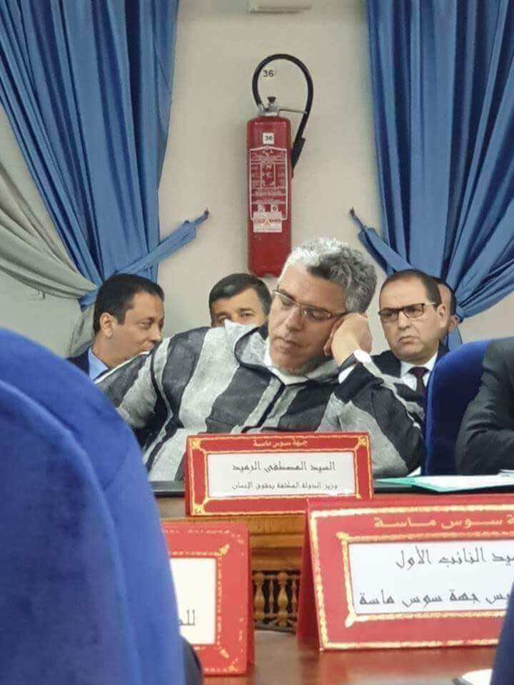 اثناء مناقشة إشكالات التنمية في جهة سوس.. الوزير الرميد يغط في نوم عميق