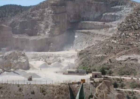 ضحية مقلع " الموزاييك" يفارق الحياة وسط صدمة عمال مناجم كهف النسور