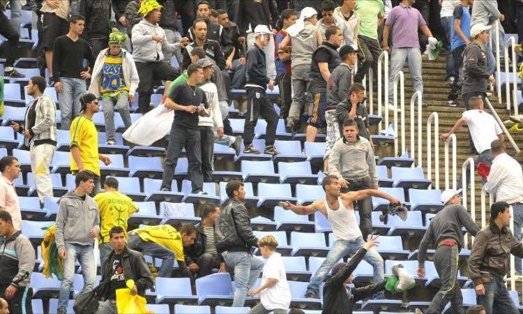 إصابة 4 لاعبين من فريق "المولودية" في أعمال عنف جديدة بالجزائر -فيديو