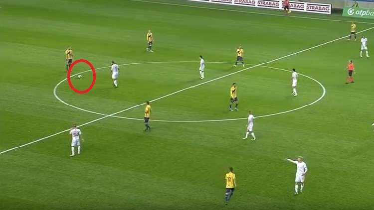 هدف خيالي يسجل من نصف الملعب بالدوري الهنغاري - فيديو