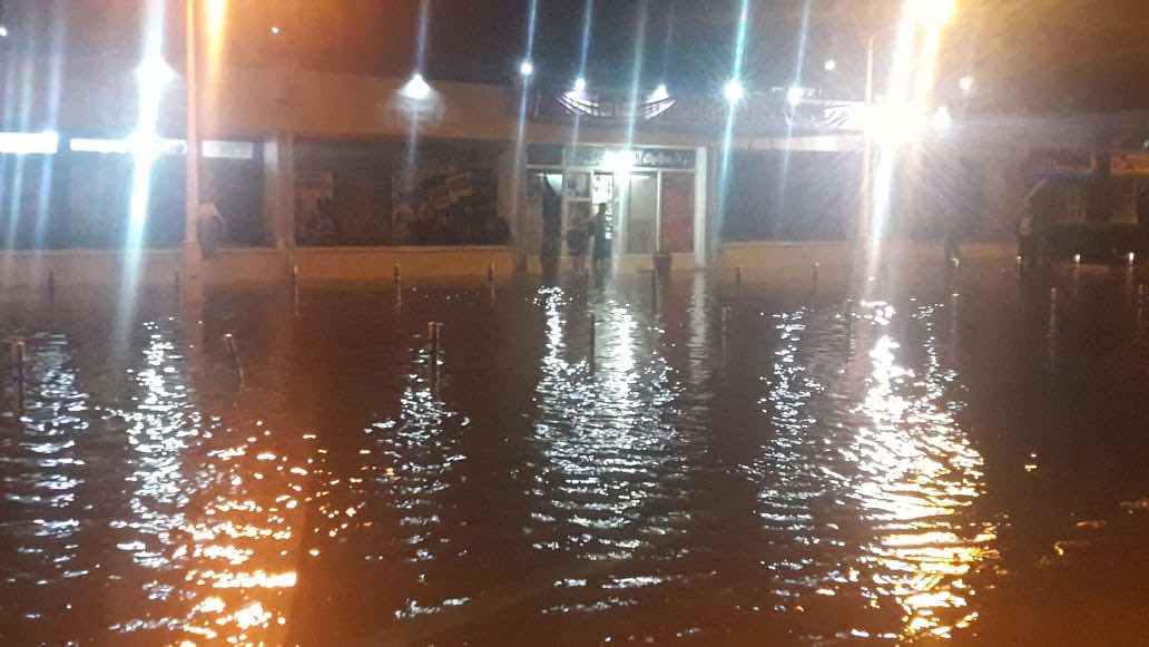 -الأمطار تغرق "كورنيش" أكادير وتكشف هشاشة البنية التحتية  -صور