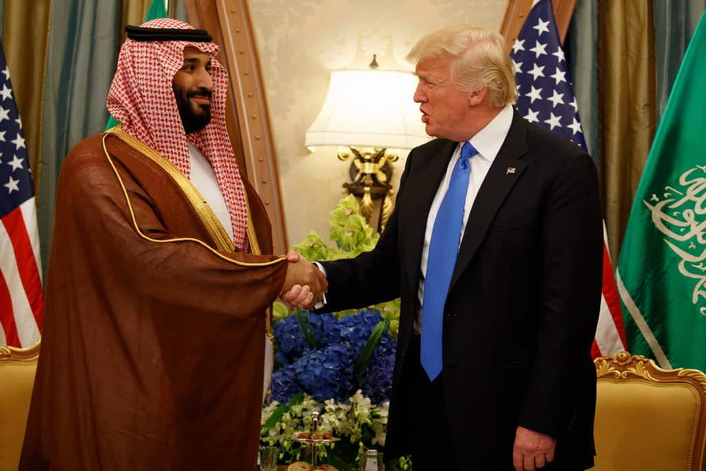 رئيس ينبطح أمام أمير مجنون".."نيويورك تايمز" تنشر مقالا بالعربية يهاجم ترامب وتستره على السعوديين"