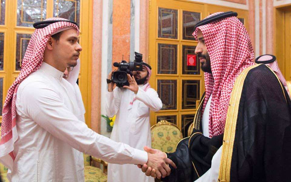 عاجل.. العاهل السعودي وولي عهده يستقبلان عائلة الخاشقجي للتعزية -صور