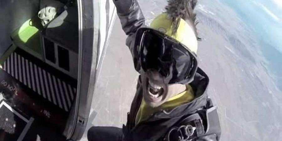 فنان يلقى حتفه أثناء تصوير كليب على جناح طائرة