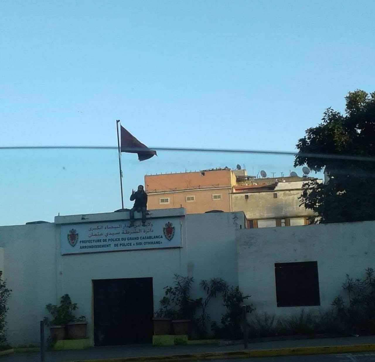 متشرد يتسلق واجهة مقر دائرة شرطة بالدار البيضاء.. والأمن يحقق