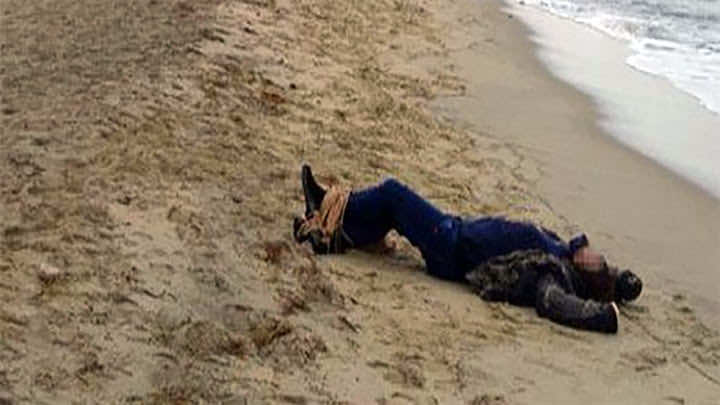 مياه البحر تلفظ جثة أحد المفقودين في حادث انقلاب قارب بسواحل الناظور