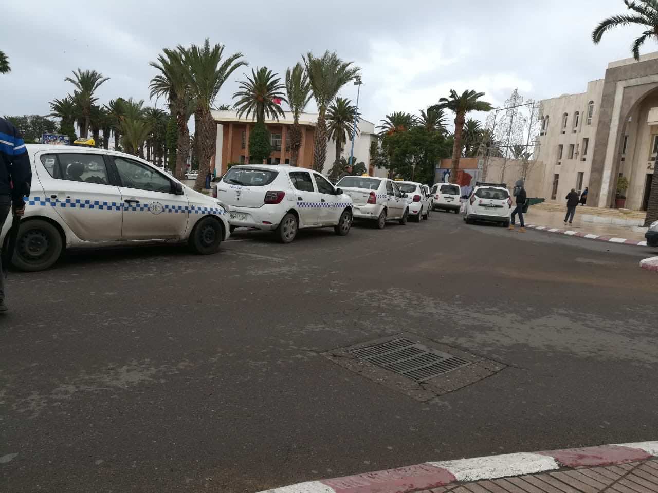 -سائقو سيارات الأجرة في آسفي يحتجون أمام مقر العمالة -صور