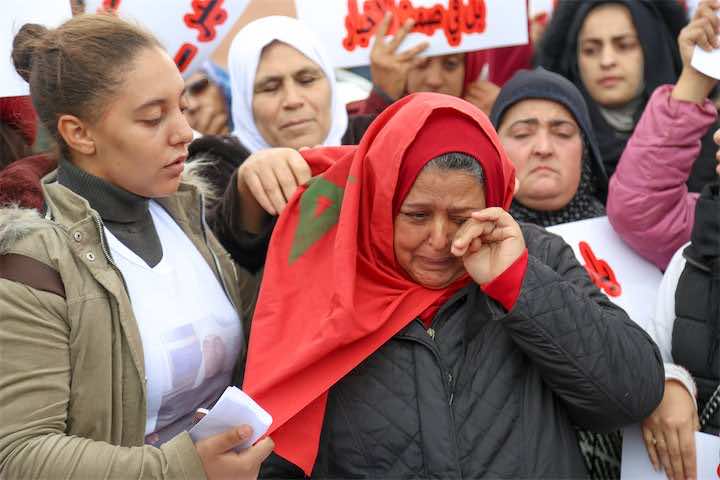 عائلة سائق "قطار الموت" ترفض تقديمه ككبش فداء..نظمت وقفة بشعار "الشيفور ضحية" -صور