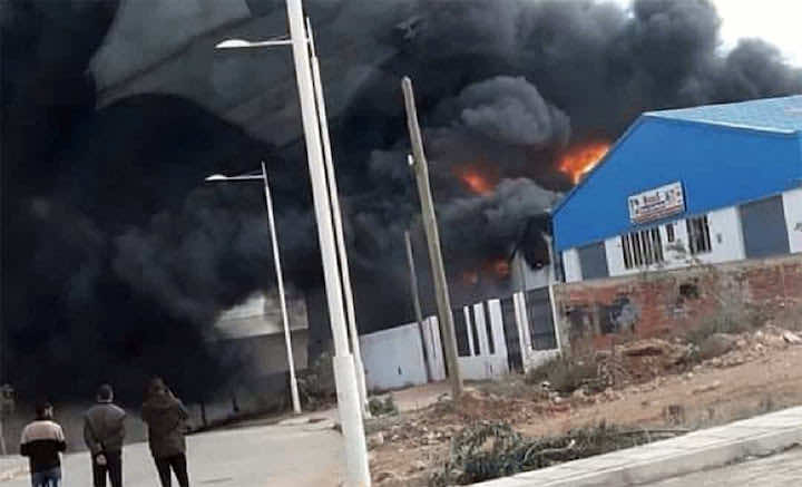 حريق مهول بمخزن بالمنطقة الصناعية بسلوان يخلف خسائر مادية مهمة ـ صور ـ