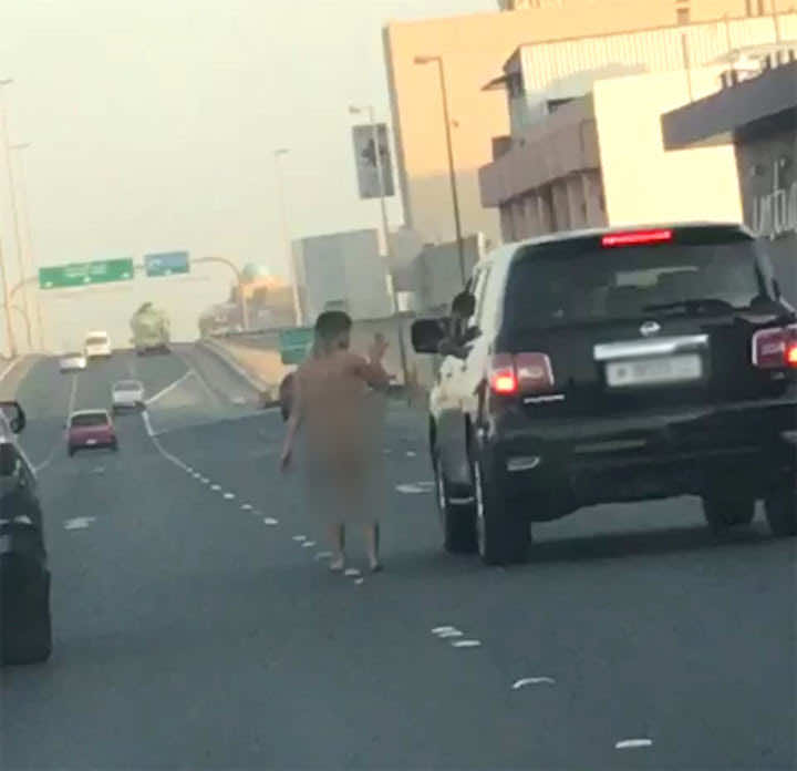 القبض على سيدة تتجول عارية في شارع بالبحرين
