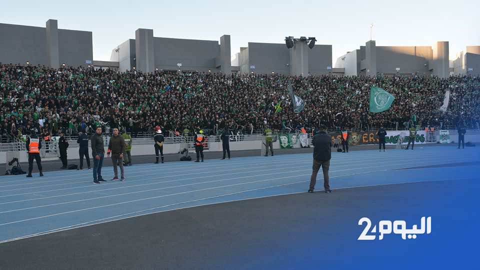 جماهير الرجاء "تلهب" مدرجات ملعب طنجة في نصف نهائي كأس العرش – فيديو