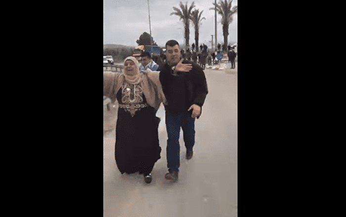 في مشهد مؤثر للغاية.. أم فلسطينية تركض لمعانقة ابنها الذي قضى 12 سنة في سجن الاحتلال! -فيديو