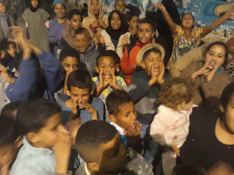 بعد اعتقال أحد السكان..  أطفال "كاريان عين السبع" يحتجون مرة أخرى - صور