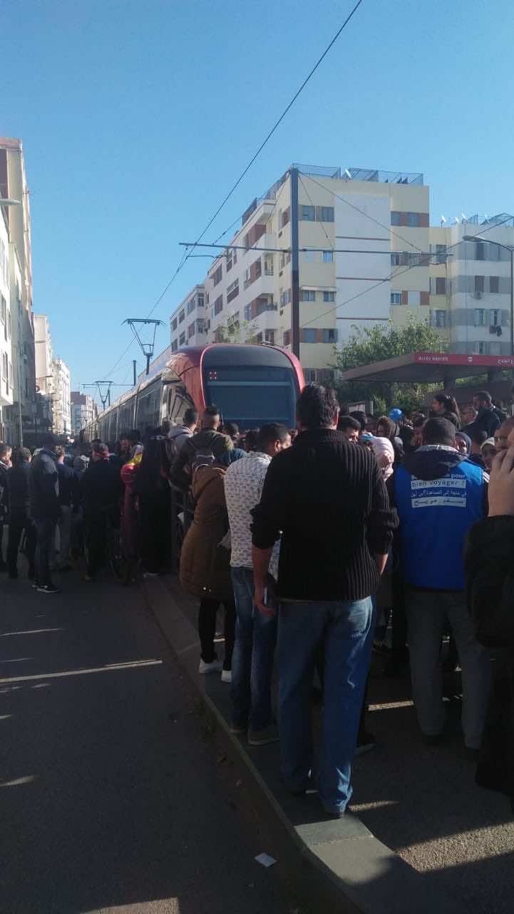 بسبب التأخر…مواطنون يحاصرون "ترامواي" البيضاء هذا الصباح
