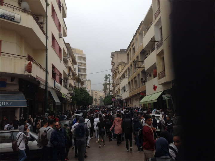 لليوم الثالث وتحت المطر.. مئات التلاميذ ينتفضون ضد "ساعة العثماني" في مكناس-فيديو