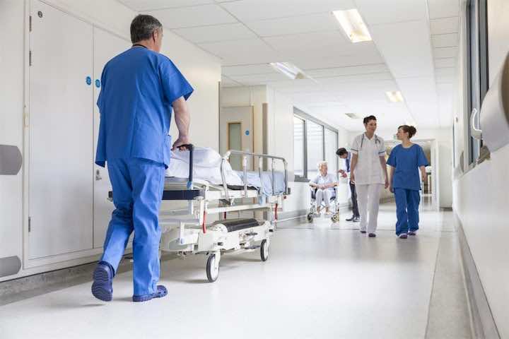 شبهة «تواطؤ» بين عيادات خاصة ومختبرات التحاليل تستنزف جيوب المرضى