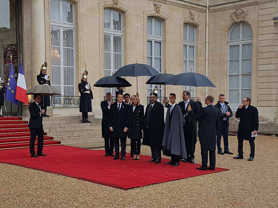 الملك وولي العهد يصلان الإيليزي.. وماكرون وزوجته في استقبالهما