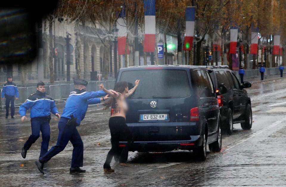 اعتقال ناشطتين بصدرين عاريين اخترقتا الأمن خلال مرور موكب ترامب بباريس