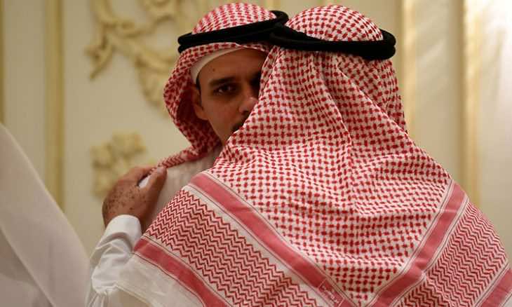 جمال خاشقجي يتلقى العزاء في والده بجدة