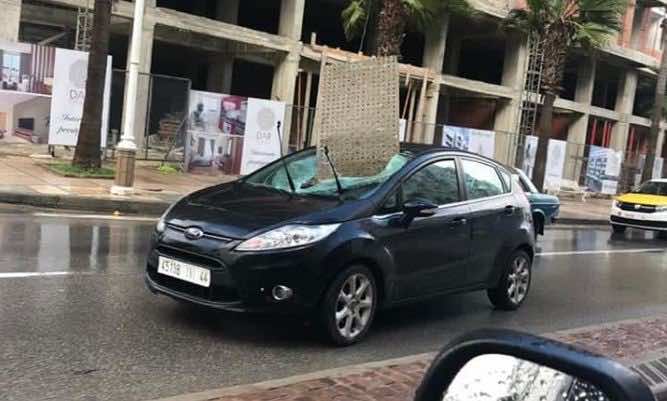 نجاة سائق بأعجوبة بعد سقوط جسم حديدي على سيارته في تطوان