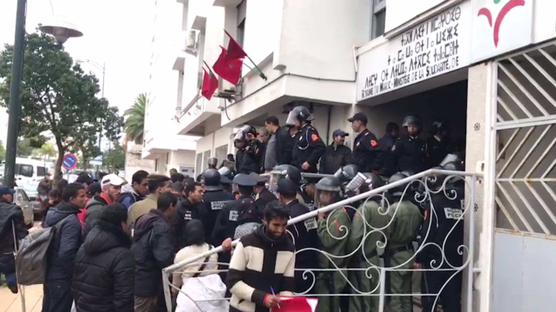 المكفوفون يحاولون اقتحام وزارة الحقاوي من جديد والأمن يتدخل