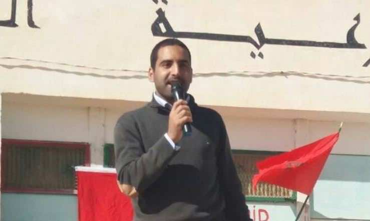 "لم يبق إلا أكل التراب".. صرخة معلم لم يتلق أجره منذ 15 شهر وزملاؤه يستعدون للاحتجاج